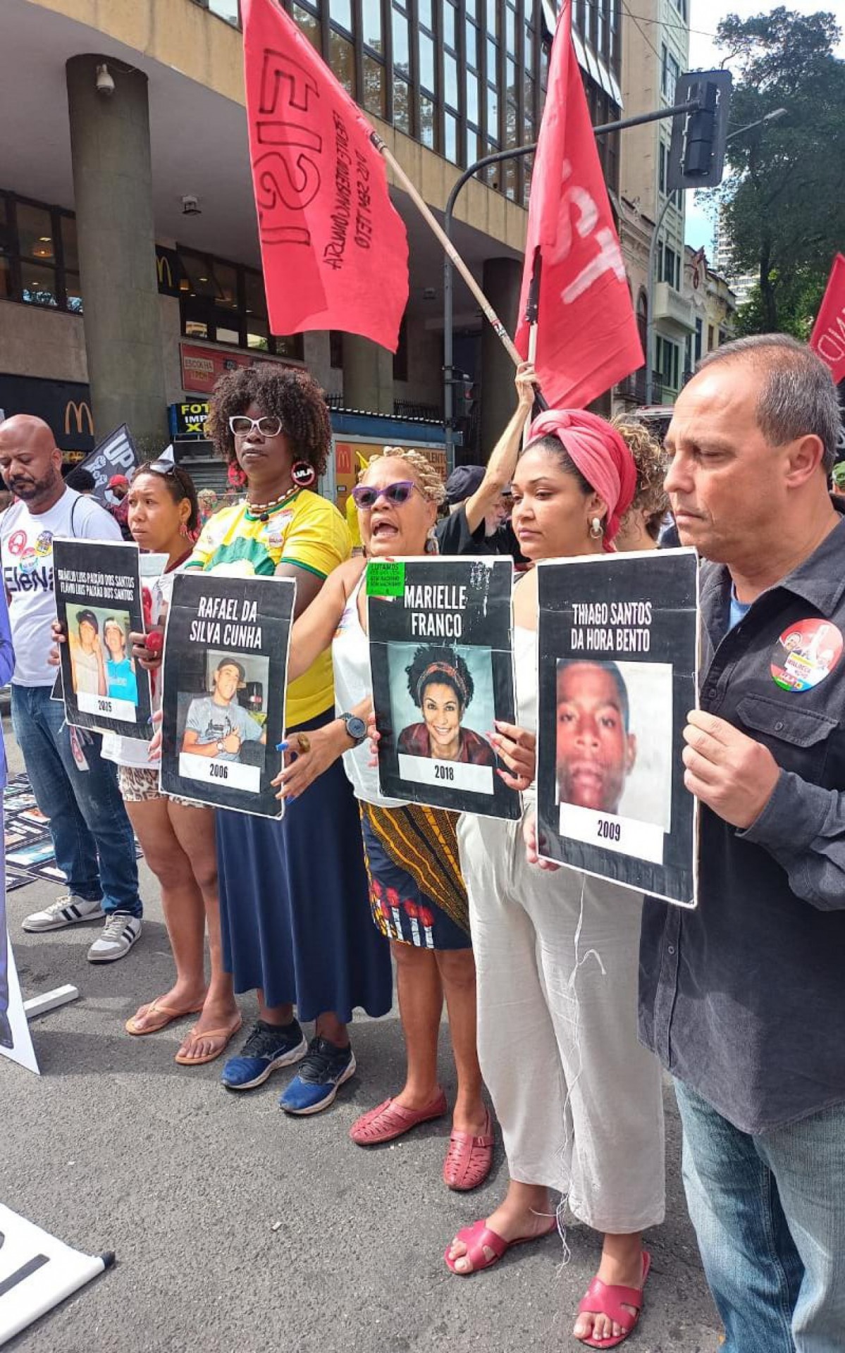 Participantes exibem fotos da vereadora Marielle Franco, assassinada em 2018 - Divulgação/MST/RJ