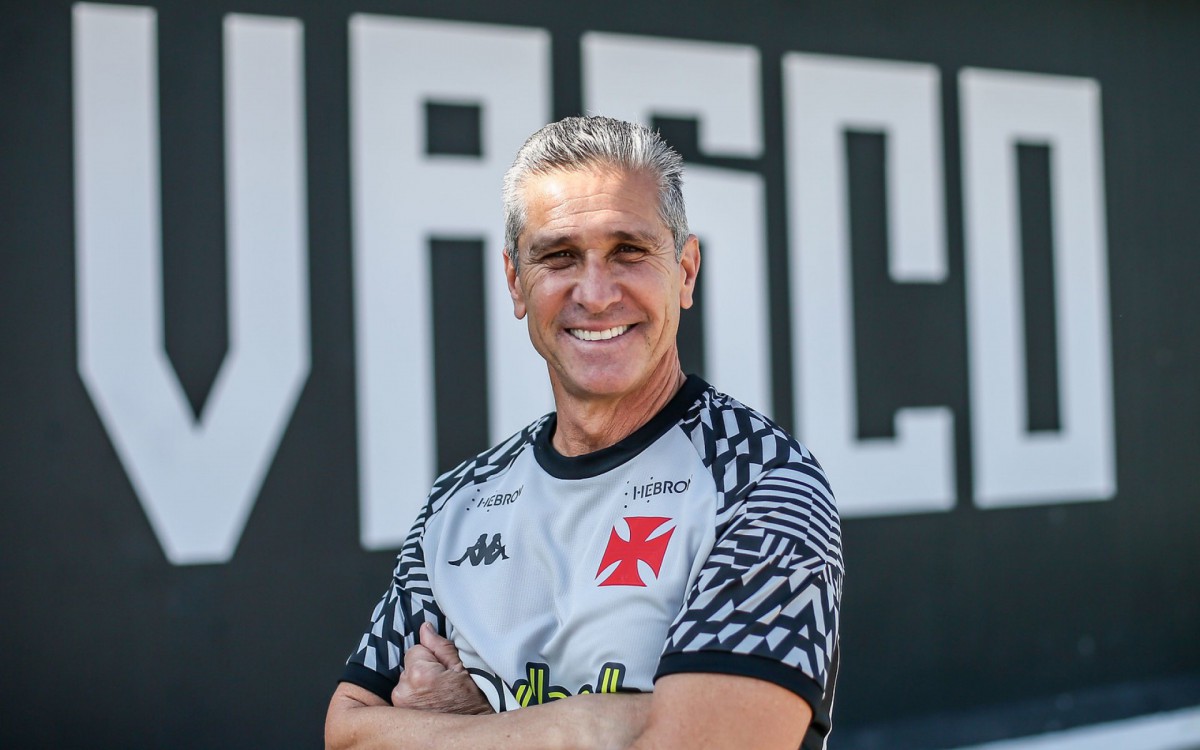 Jorginho foi apresentado oficialmente como treinador do Vasco