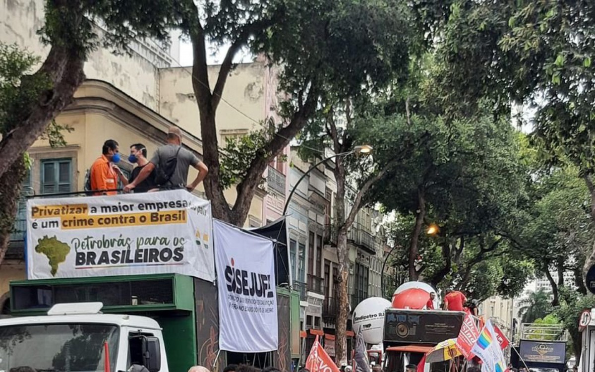 Manifestantes s&atilde;o acompanhados por carros de som