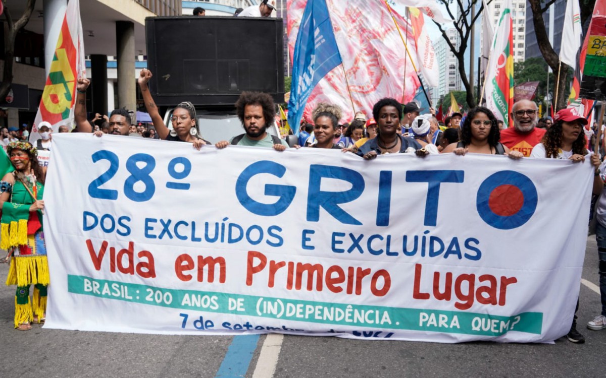 Faixa com dizeres "Vidas em primeiro lugar" &eacute; carregada por manifestantes