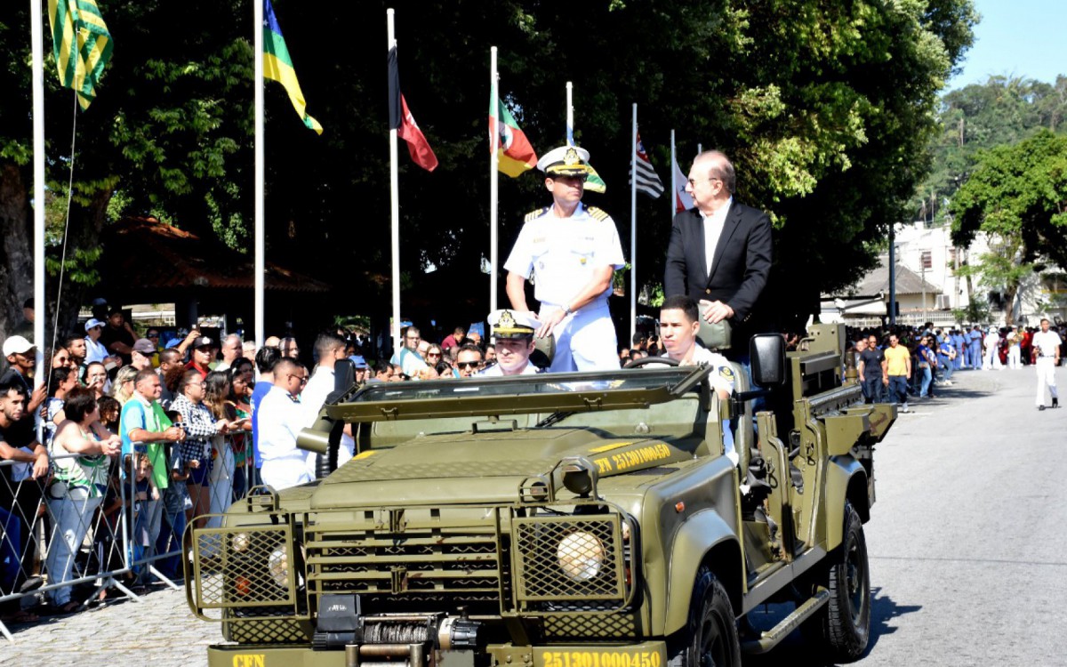 Prefeito abre desfile c&iacute;vico