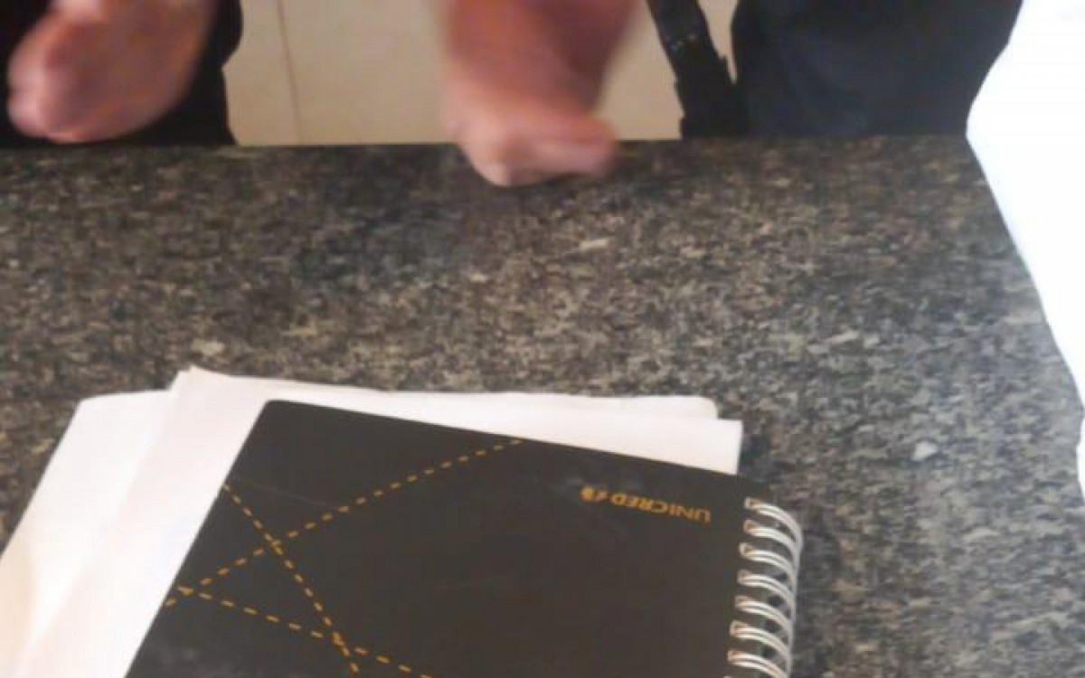 Páginas da agenda foram cortadas para evitar que celular fizesse volume