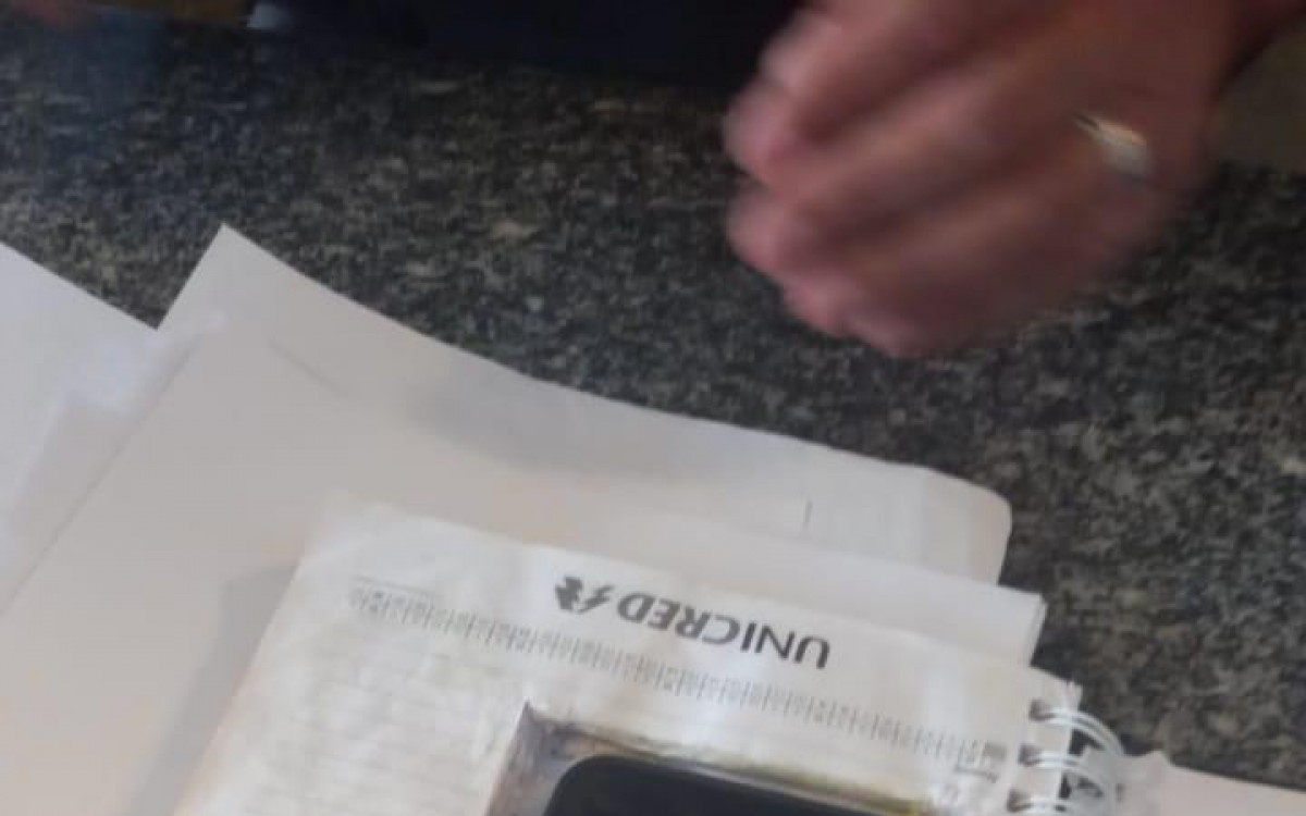 Aparelho estava dentro de agenda em área onde as páginas foram cortadas