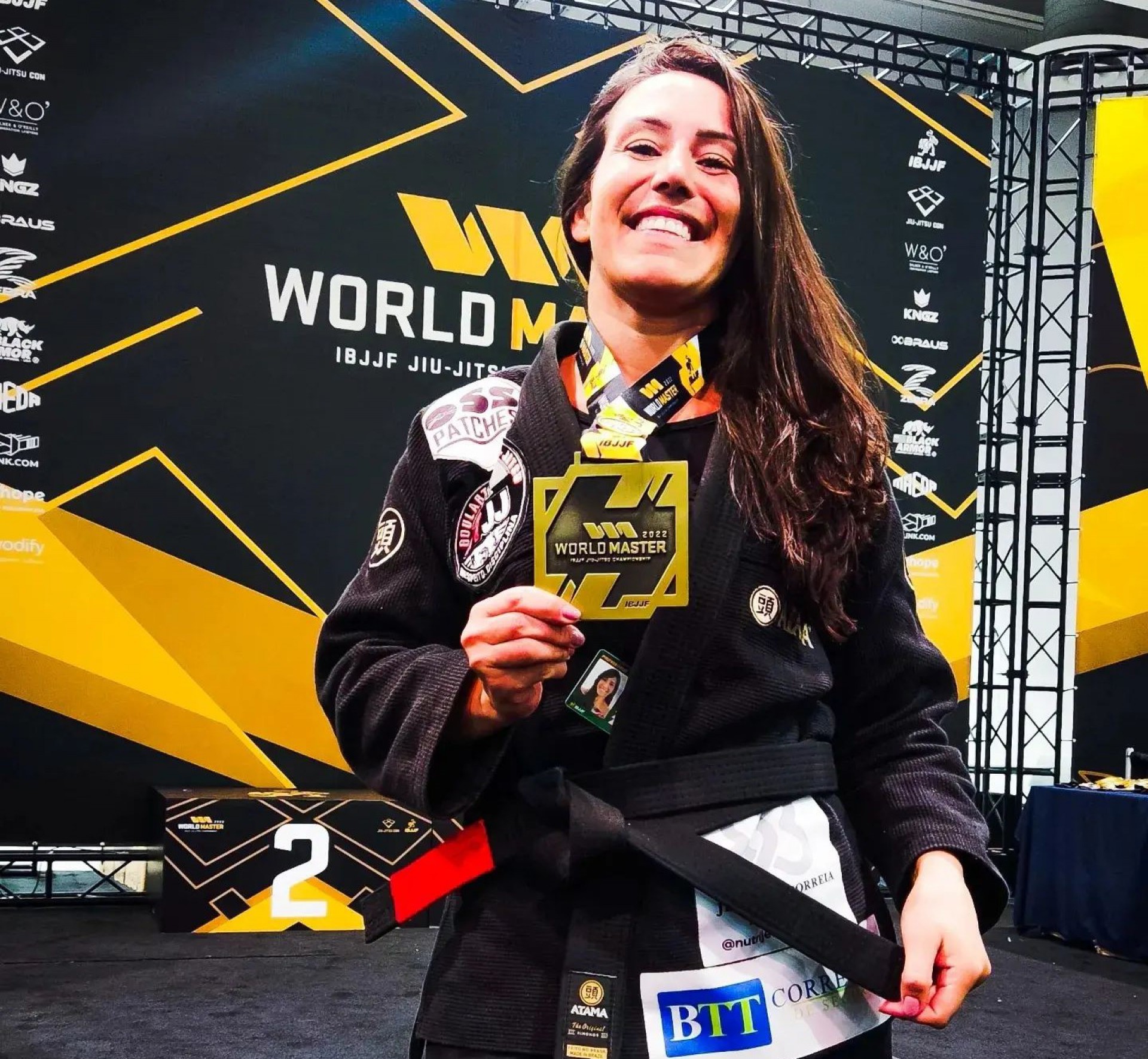 Joice Tavares com a medalha de bronze conquistada no Word Master, no Estados Unidos - Divulga&ccedil;&atilde;o