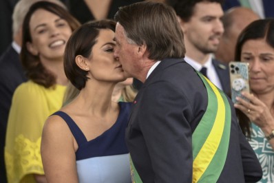 Manda quem pode, obedece quem tem esposa, diz Bolsonaro a evangélicos no Rio