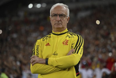 Dorival escala titular do Flamengo na vaga de Diego para enfrentar o Goiás; veja time