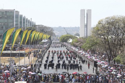 Desfile cívico-militar em Brasília começa com presença de Bolsonaro e militantes
