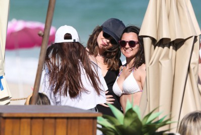 Jade Picon posa com fãs em praia do Rio 