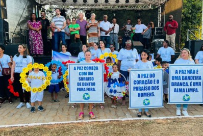 Estudantes pregam paz e um Brasil para todos durante desfile em festa de comunidade