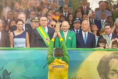 Alvo do STF, Luciano Hang caminha com Bolsonaro na Esplanada dos Ministérios