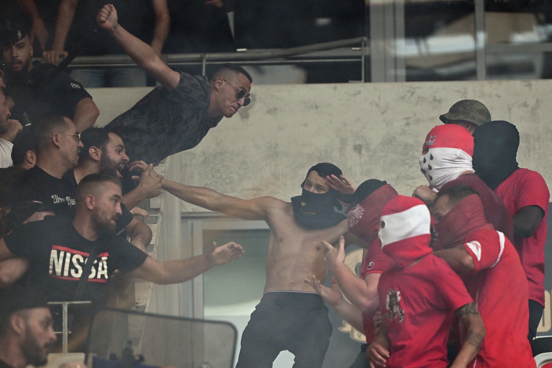 Pancadaria marcou partida entre Nice e Colônia - AFP