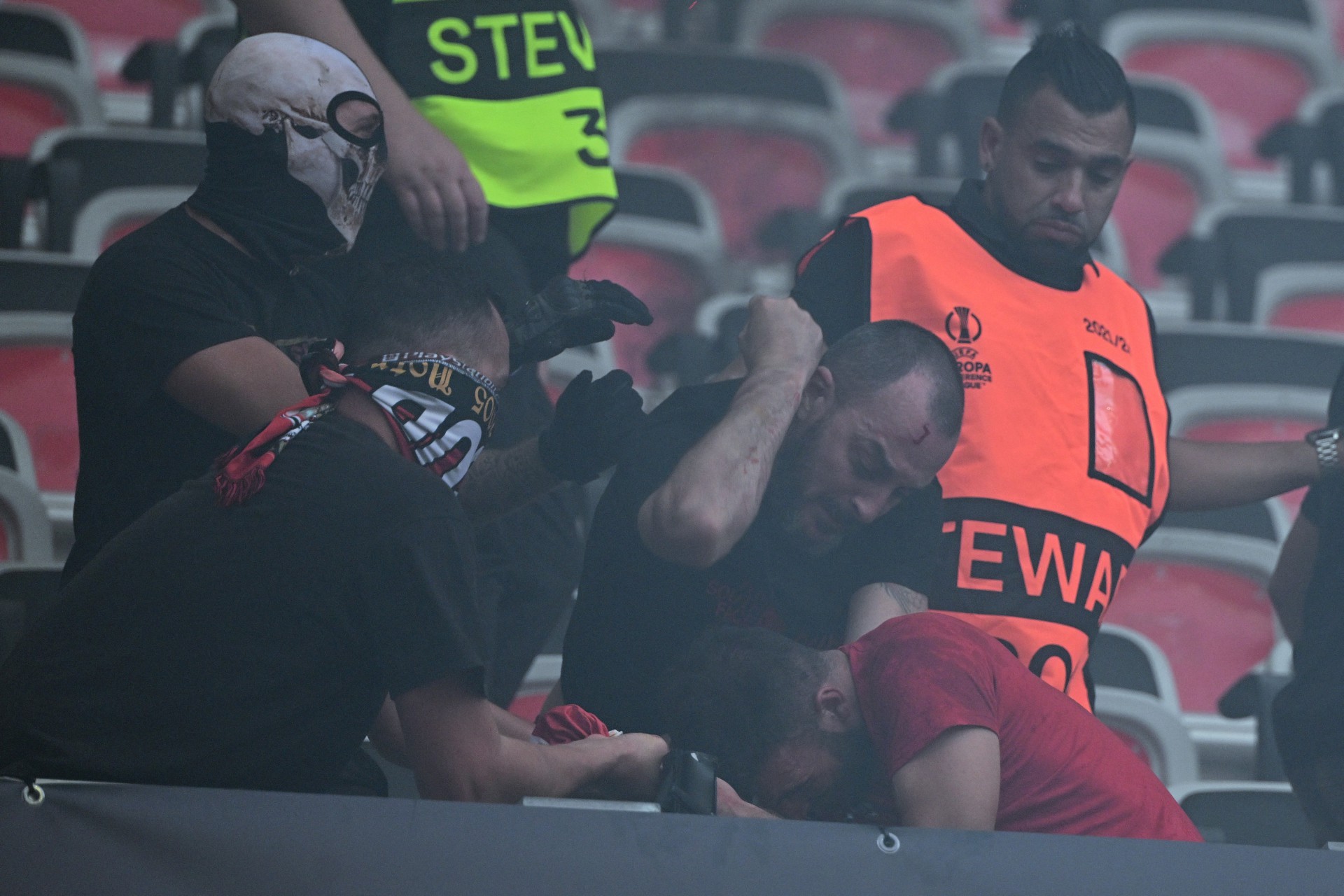 Pancadaria marcou partida entre Nice e Colônia - AFP