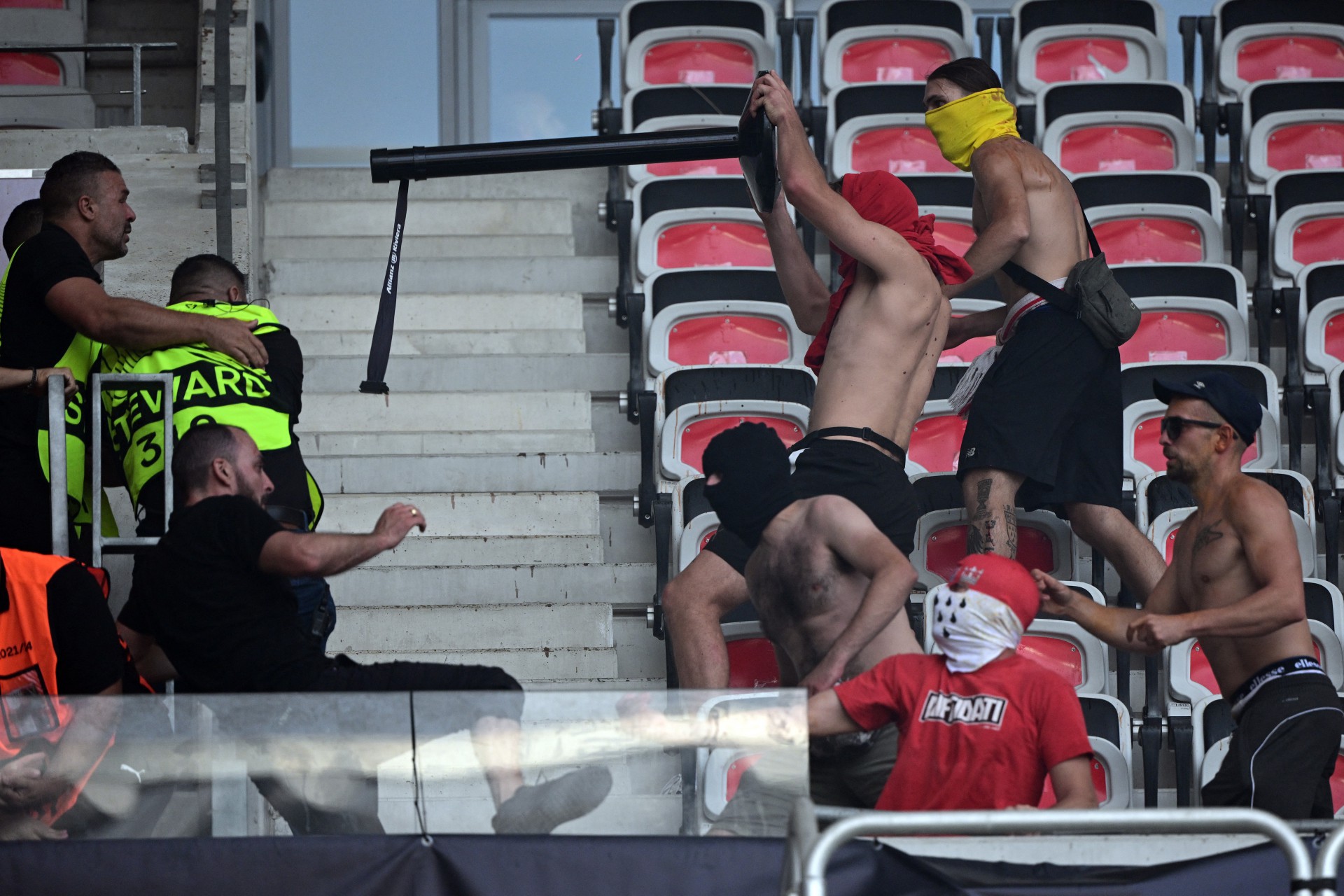 Pancadaria marcou partida entre Nice e Colônia - AFP