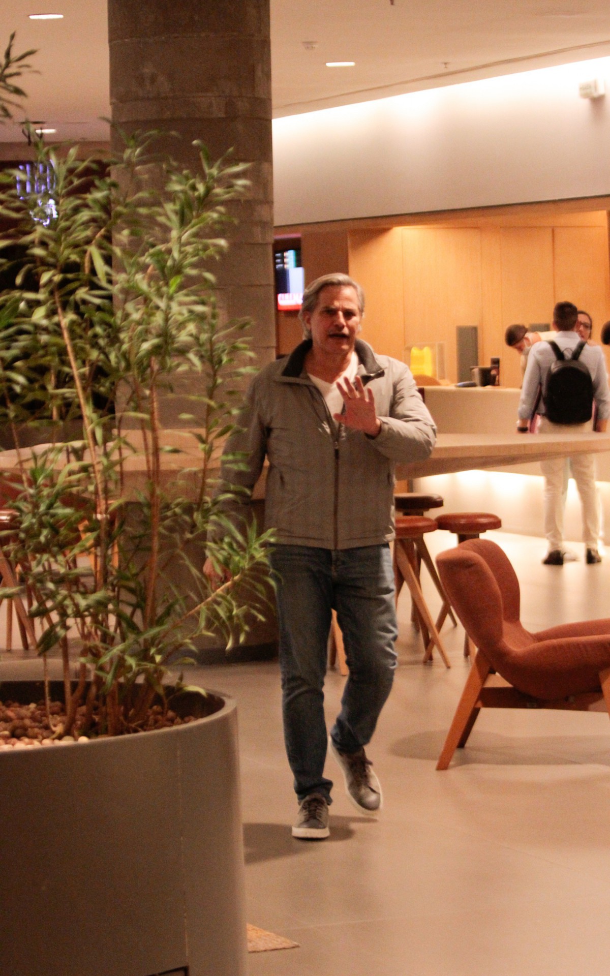 Edson Celulari e a mulher, Karin Roepke, curtem cinema em shopping da Barra da Tijuca, na Zona Oeste do Rio, na noite desta quarta-feira