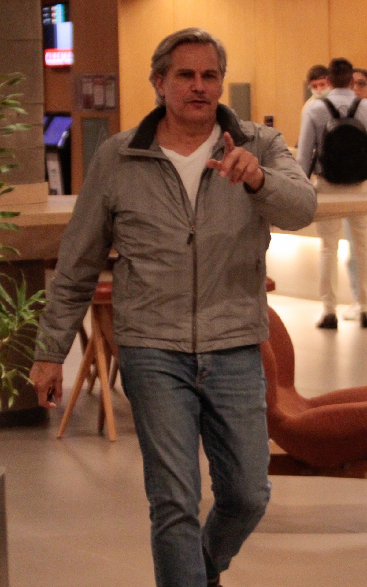 Edson Celulari e a mulher, Karin Roepke, curtem cinema em shopping da Barra da Tijuca, na Zona Oeste do Rio, na noite desta quarta-feira