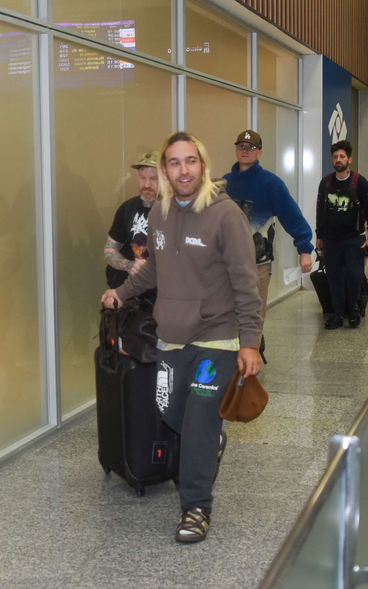 Fall Out Boy desembarca em aeroporto do Rio
