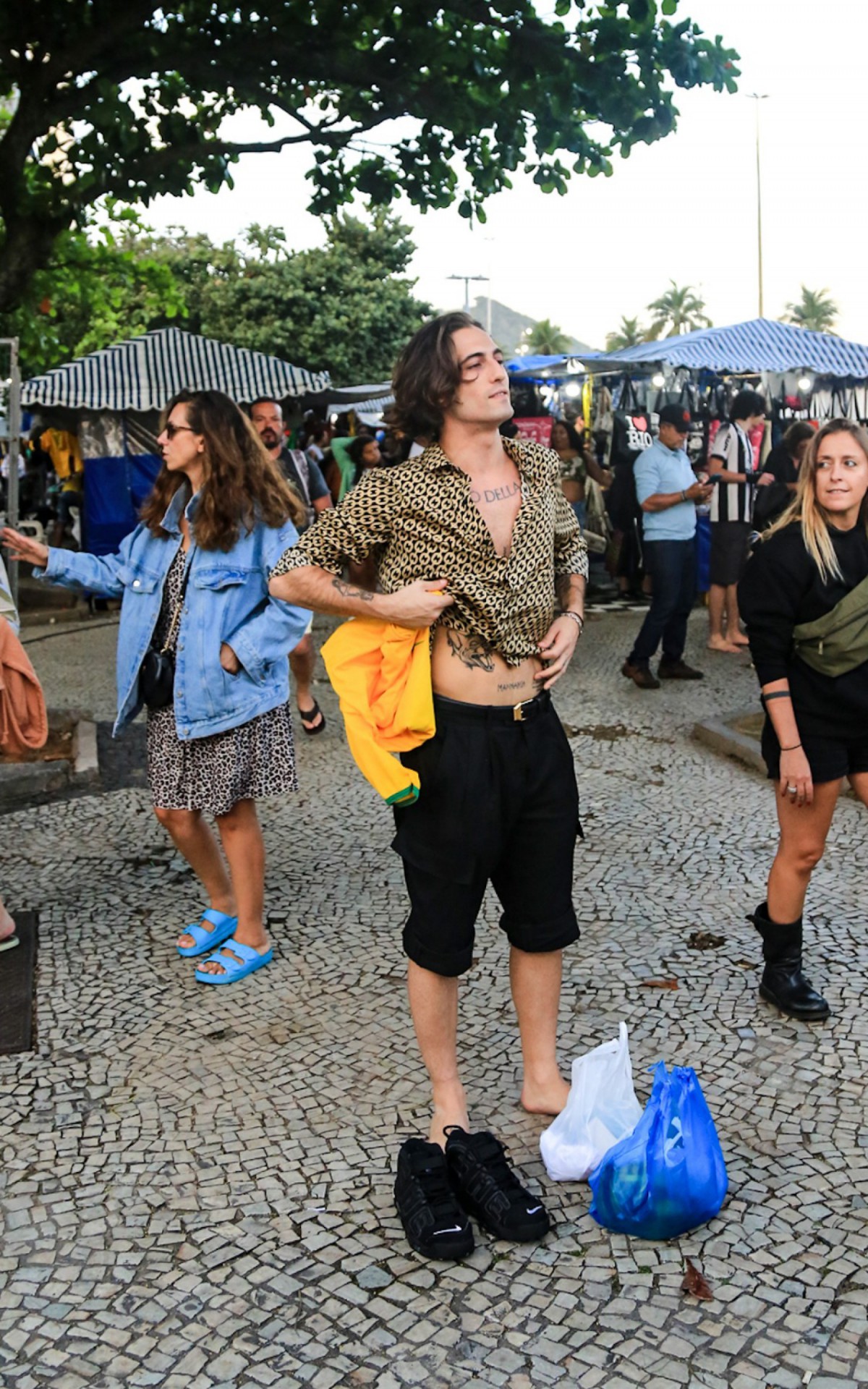 Integrantes da banda M&aring;neskin passeiam em Copacabana, na Zona Sul do Rio, nesta quarta-feira