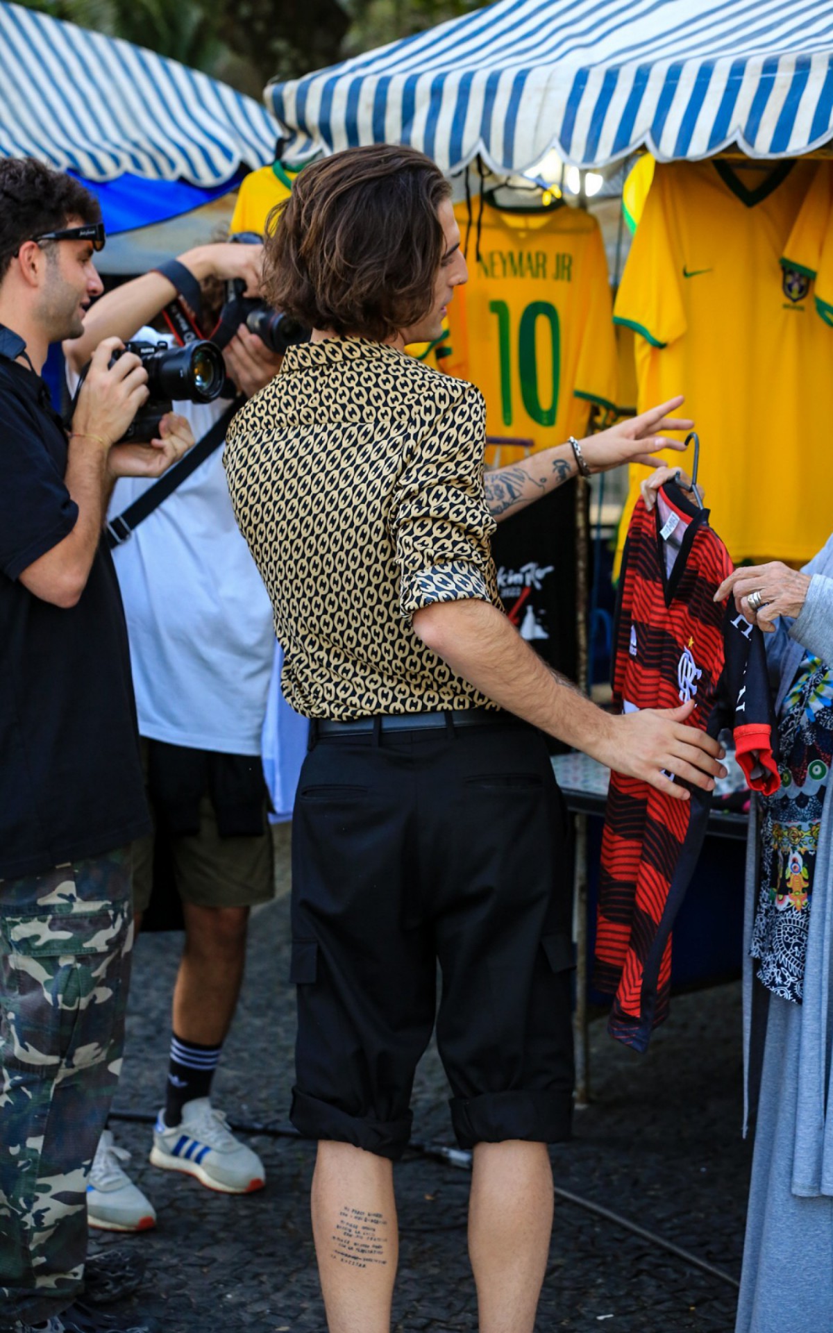 Integrantes da banda M&aring;neskin passeiam em Copacabana, na Zona Sul do Rio, nesta quarta-feira