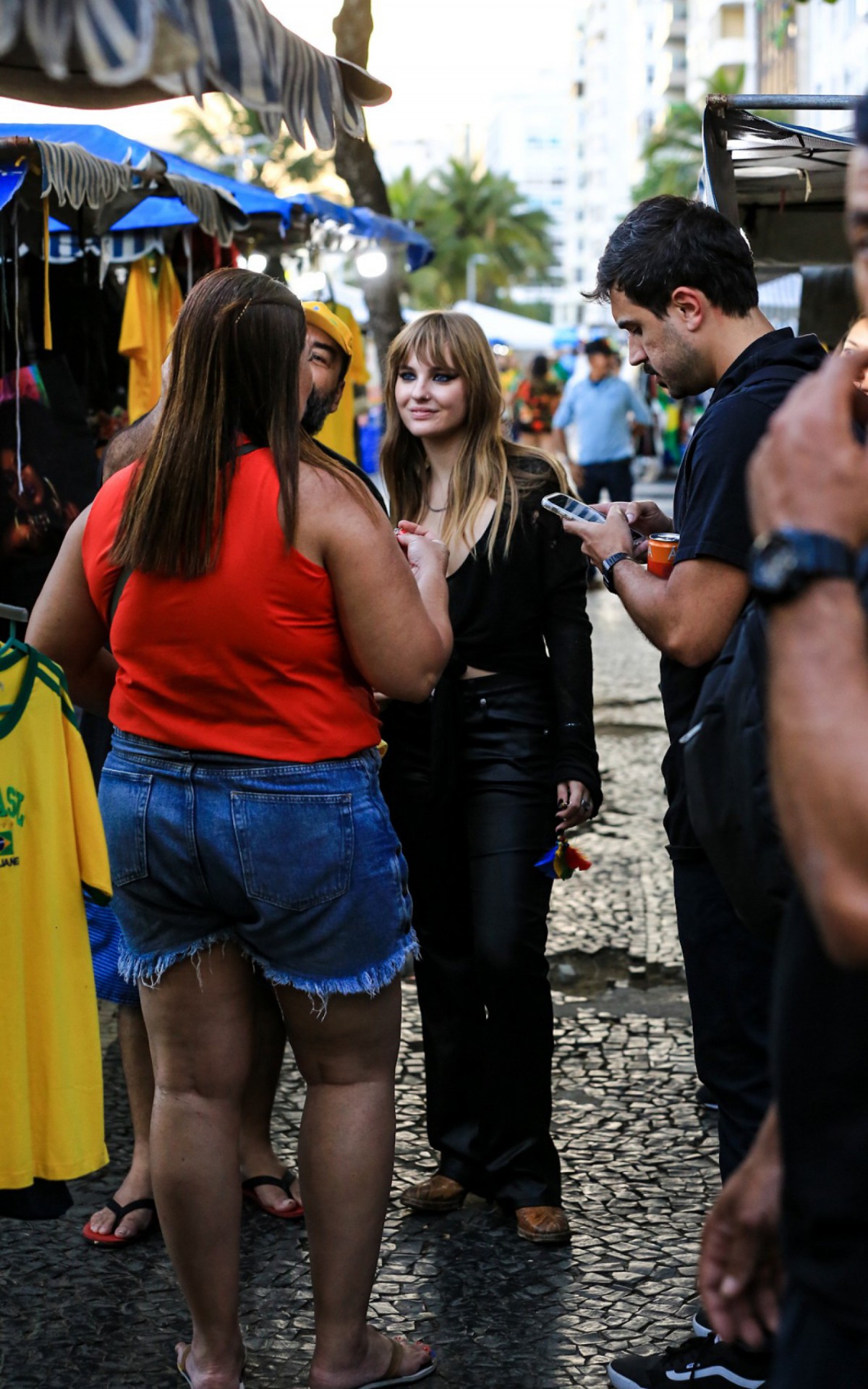 Integrantes da banda M&aring;neskin passeiam em Copacabana, na Zona Sul do Rio, nesta quarta-feira