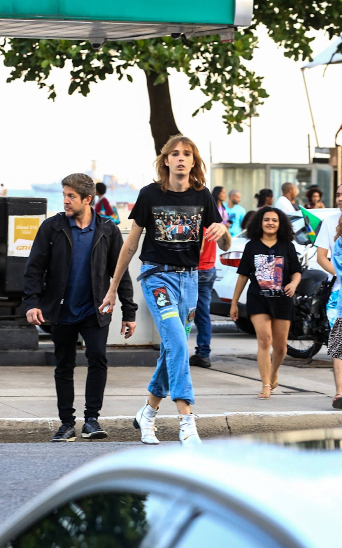 Integrantes da banda M&aring;neskin passeiam em Copacabana, na Zona Sul do Rio, nesta quarta-feira