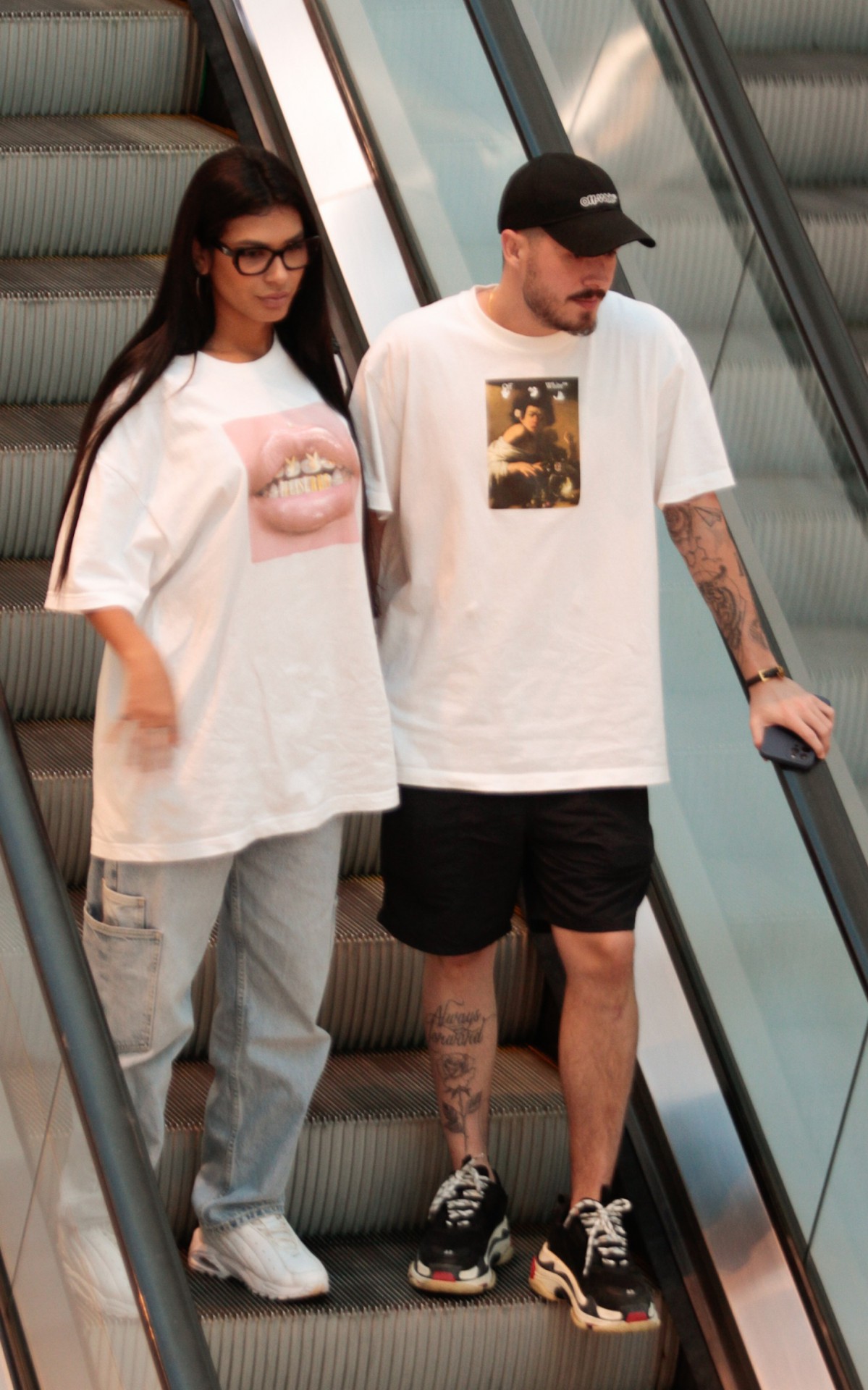 Pocah passeia em um shopping da Barra da Tijuca, na Zona Oeste do Rio, acompanhada pelo noivo, Ronan Souza