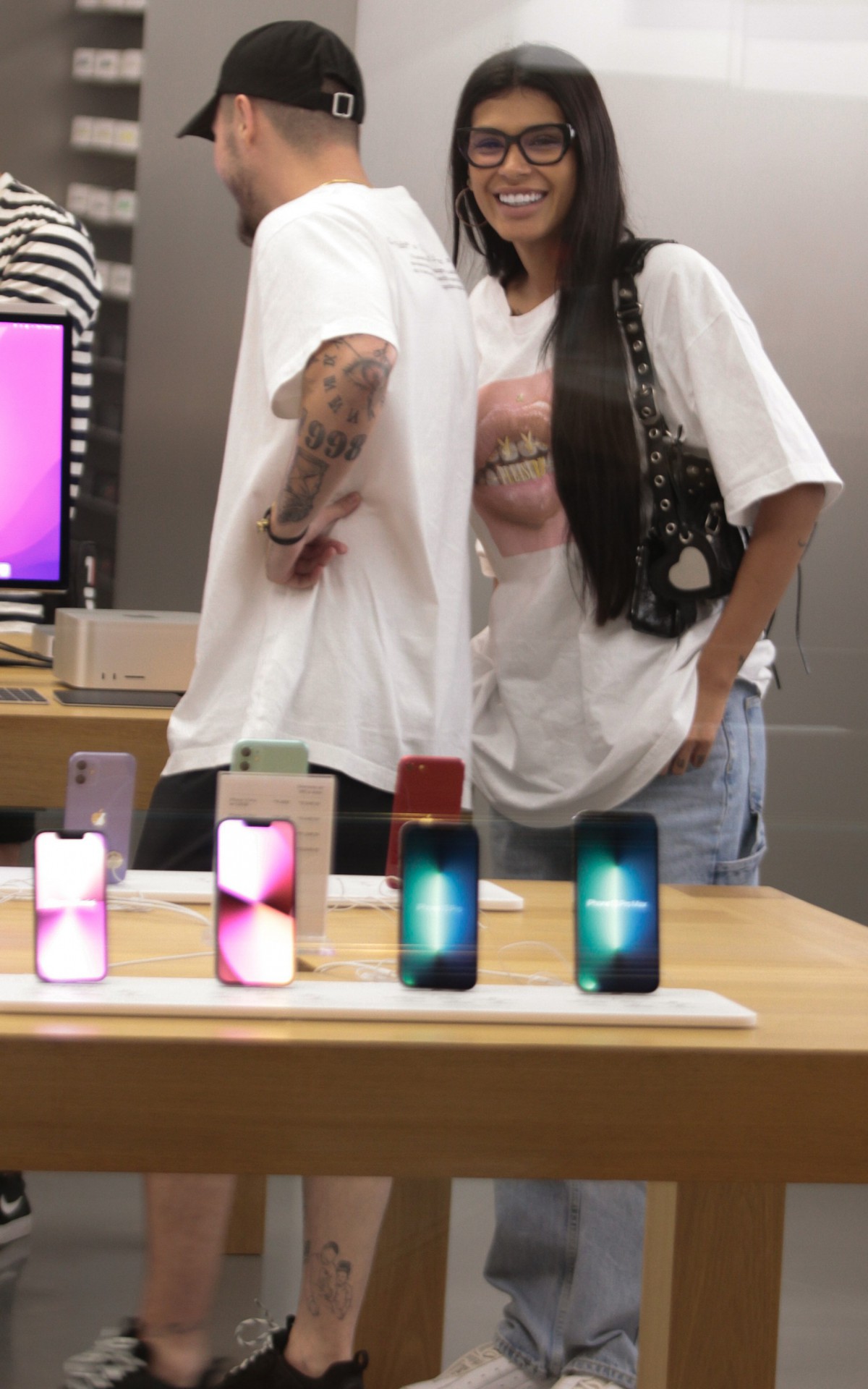 Pocah passeia em um shopping da Barra da Tijuca, na Zona Oeste do Rio, acompanhada pelo noivo, Ronan Souza