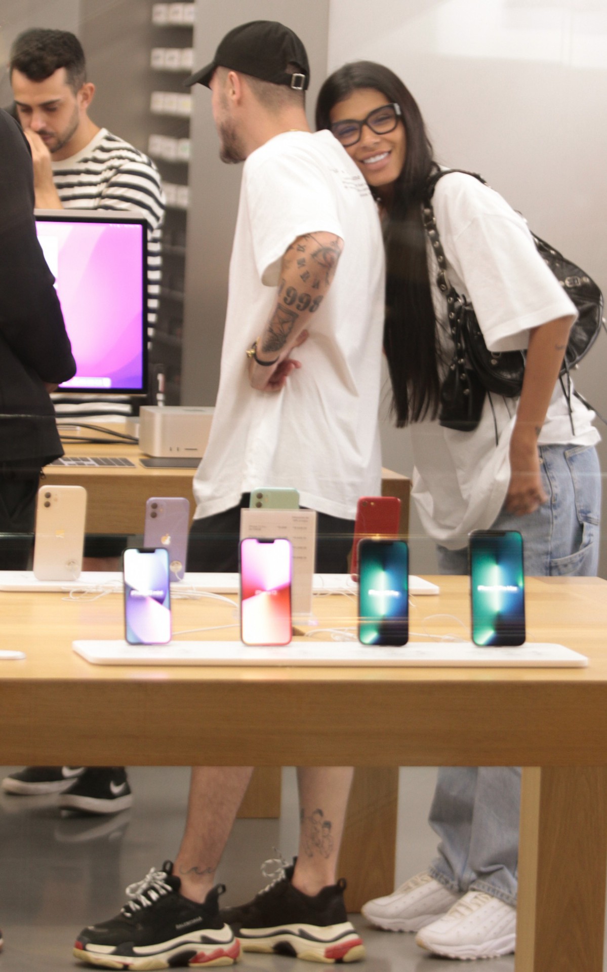 Pocah passeia em um shopping da Barra da Tijuca, na Zona Oeste do Rio, acompanhada pelo noivo, Ronan Souza