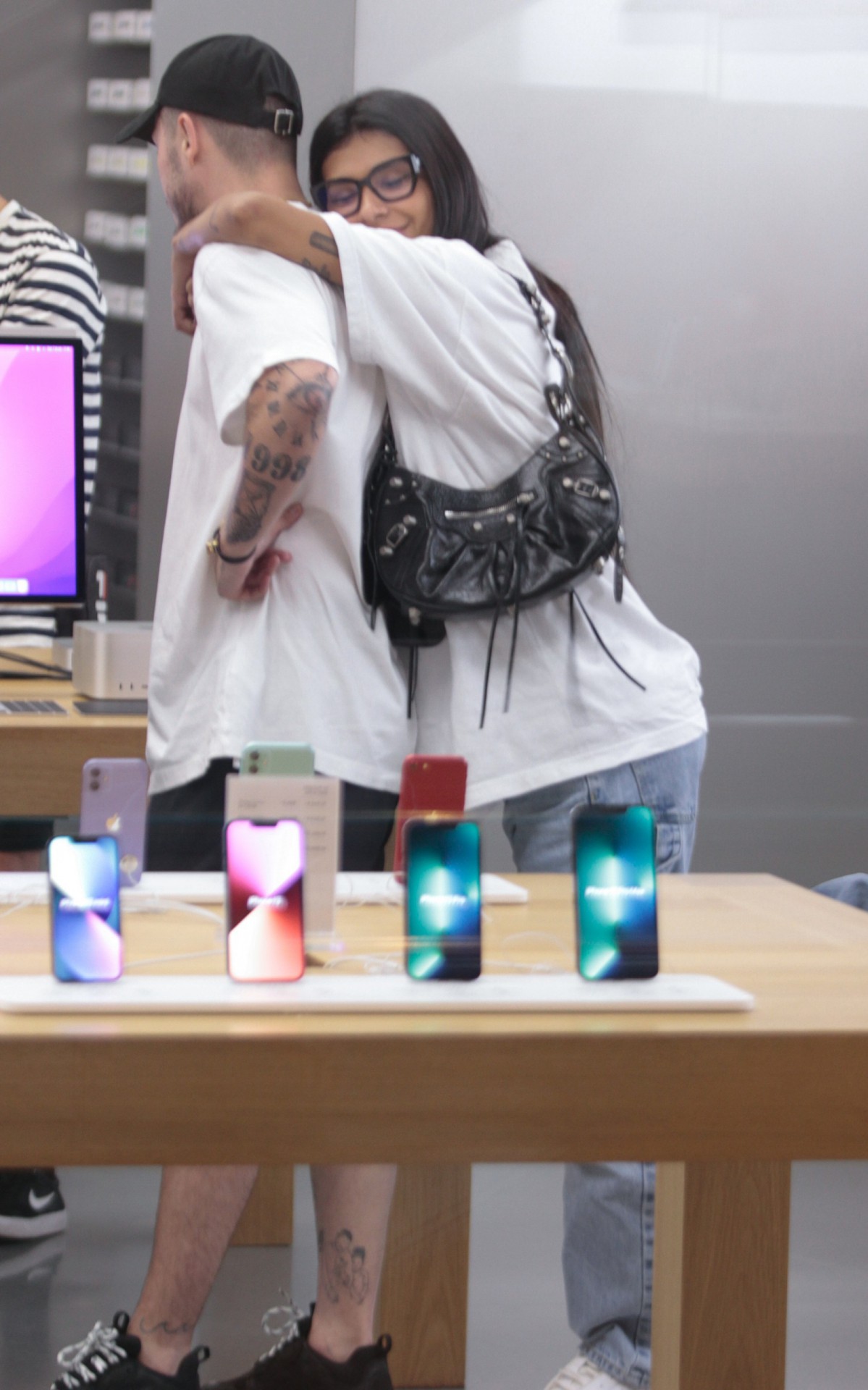 Pocah passeia em um shopping da Barra da Tijuca, na Zona Oeste do Rio, acompanhada pelo noivo, Ronan Souza