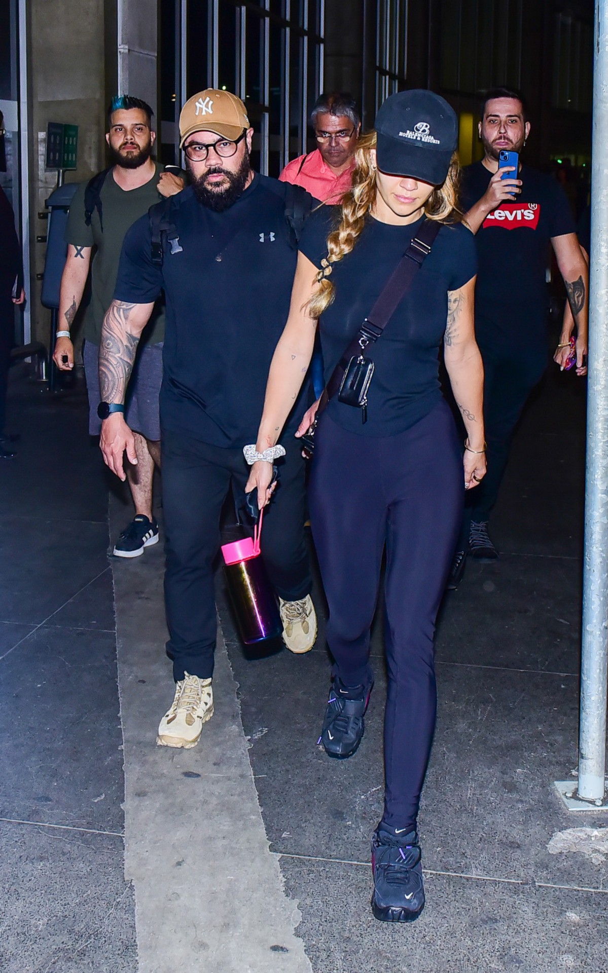 A cantora Rita Ora desembarcou no Aeroporto do Gale&atilde;o, no Rio, na noite desta quarta-feira