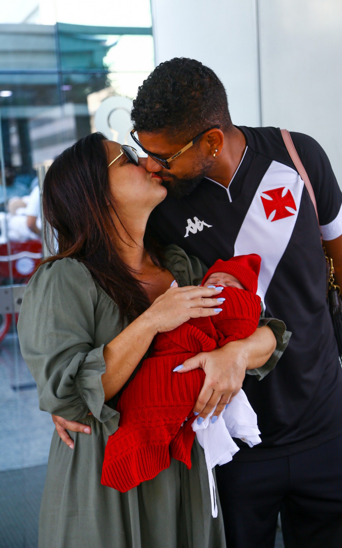 Acompanhada do marido, Viviane Ara&uacute;jo deixou maternidade com o filho 