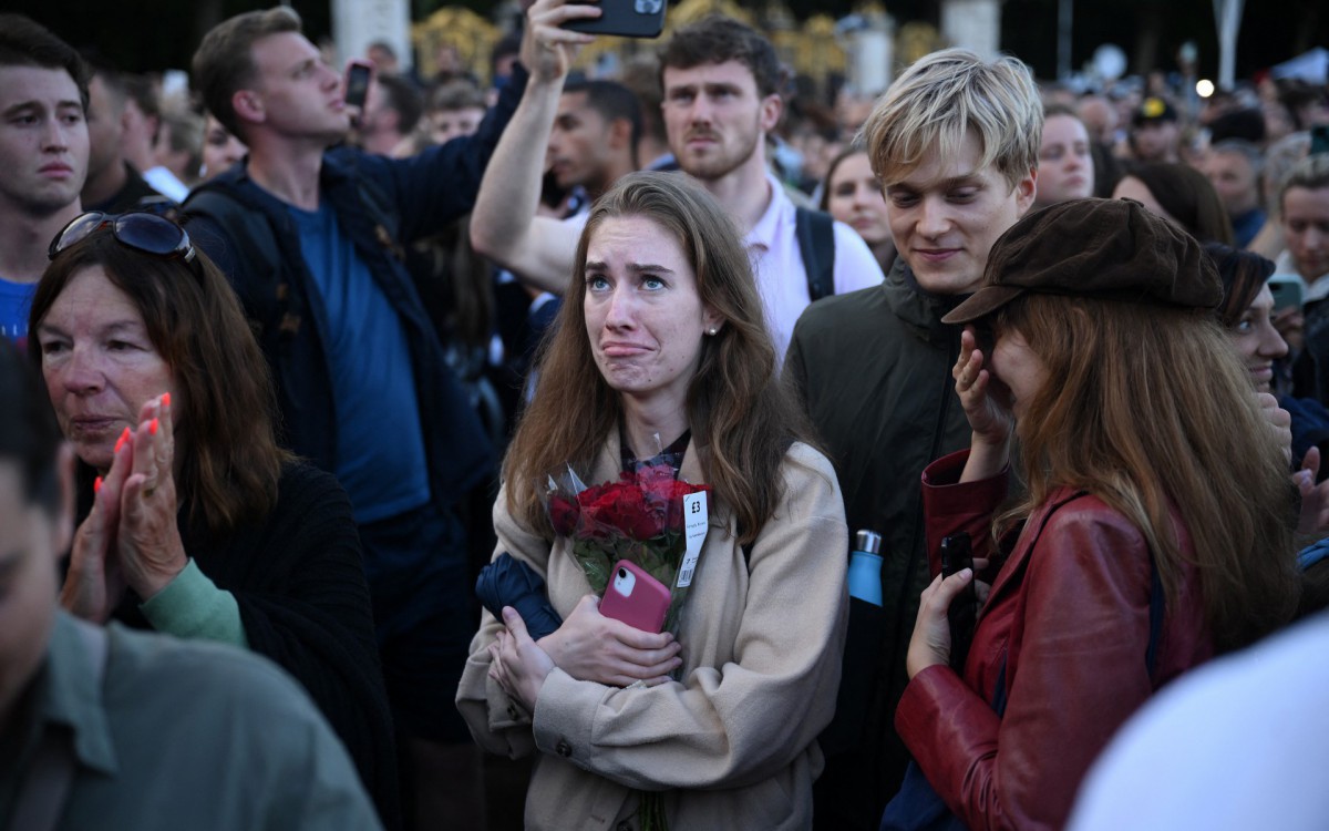 People gather outside of Buckingham Palace in central London after it was announced that Queen Elizabeth II has died, in central London on September 8, 2022. Queen Elizabeth II, the longest-serving monarch in British history and an icon instantly recognisable to billions of people around the world, has died aged 96, Buckingham Palace said on Thursday.