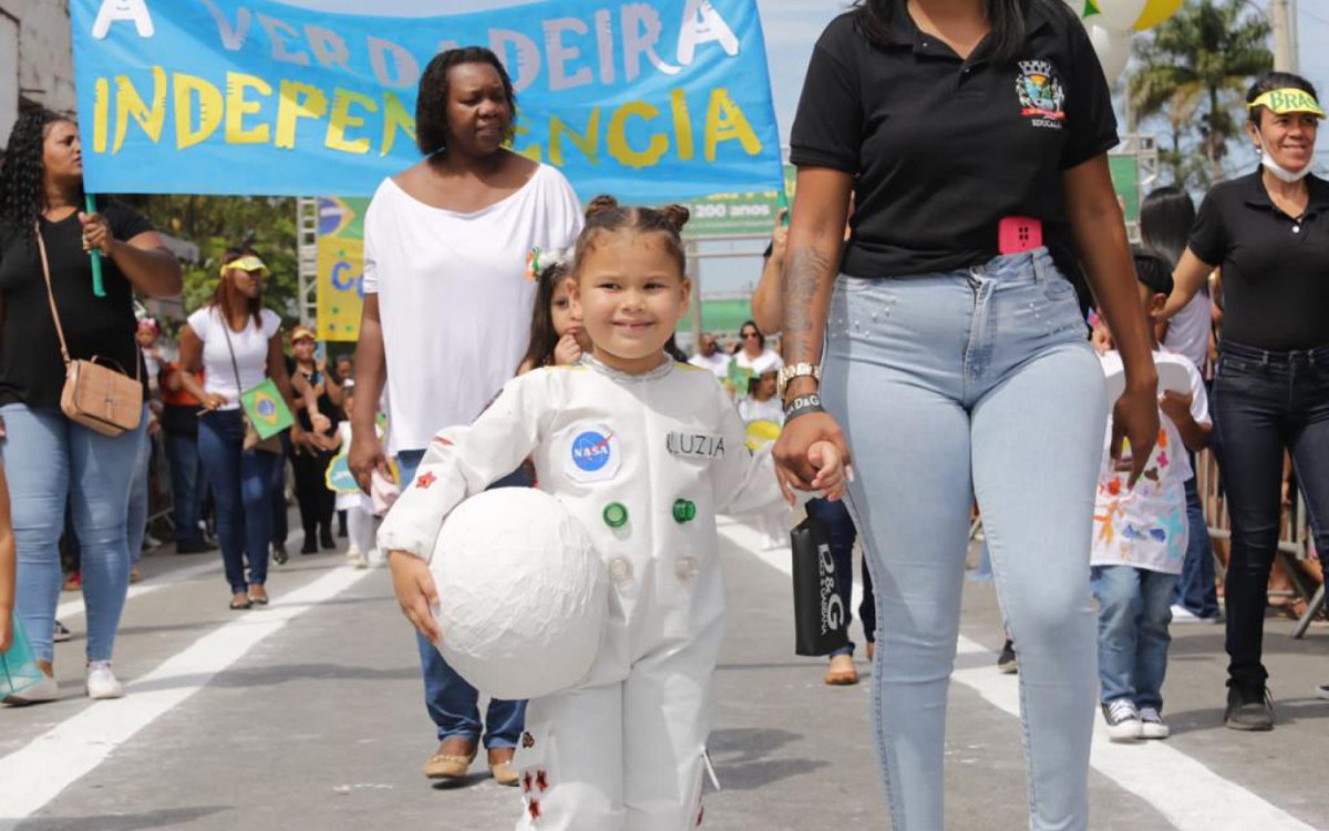 A pequena Luzia desfilou pela Escola Municipal Enfermeira Anésia Pinto do Nascimento caracterizada de astronauta