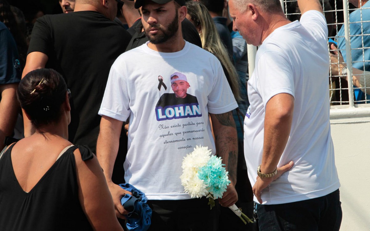 Parentes e amigos participam de vel&oacute;rio de Loham Pinheiro, de 30 anos, nesta quinta-feira, no Cemit&eacute;rio Municipal de Nova Igua&ccedil;u