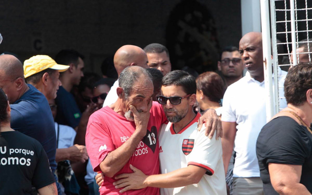 Parentes e amigos participam de vel&oacute;rio de Loham Pinheiro, de 30 anos, nesta quinta-feira, no Cemit&eacute;rio Municipal de Nova Igua&ccedil;u