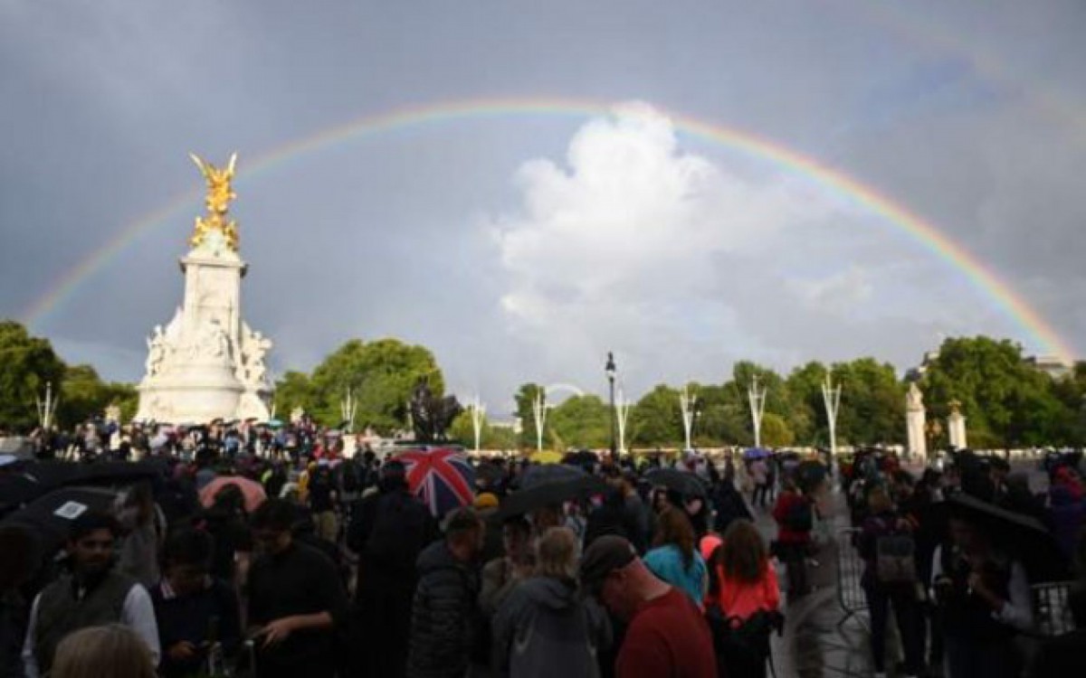 Um arco-&iacute;ris surgiu nos arredores do pal&aacute;cio e pessoas presentes registraram o momento