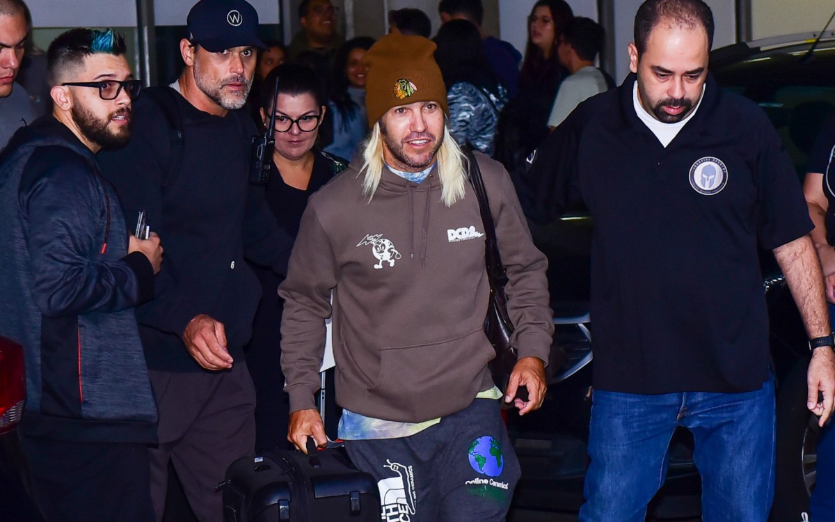 Fall Out Boy desembarca em aeroporto do Rio - Leo Franco e Marcello Sa Barretto/ Agnews