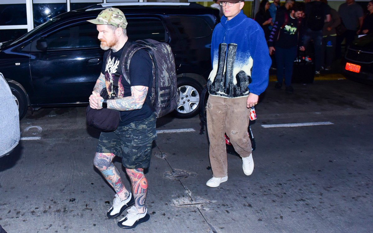 Fall Out Boy desembarca em aeroporto do Rio
