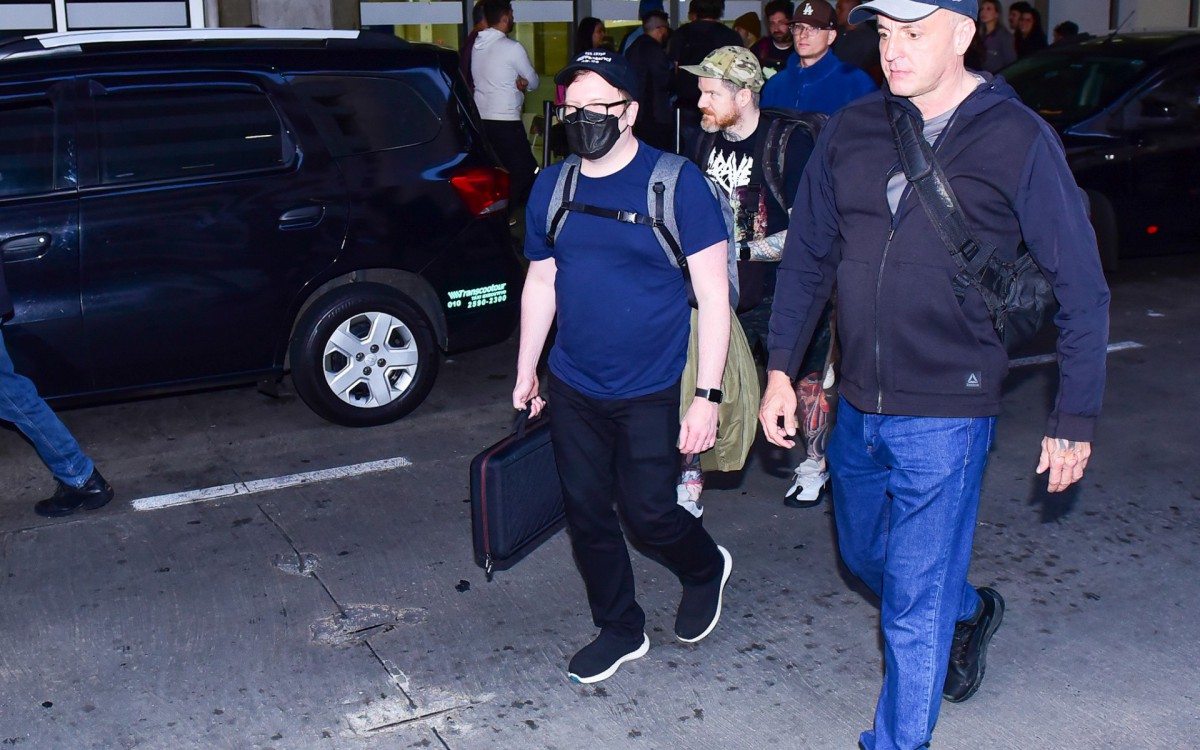 Fall Out Boy desembarca em aeroporto do Rio