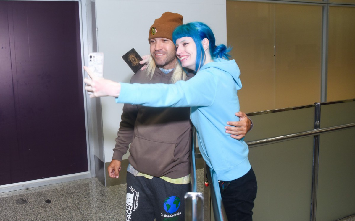 Fall Out Boy desembarca em aeroporto do Rio