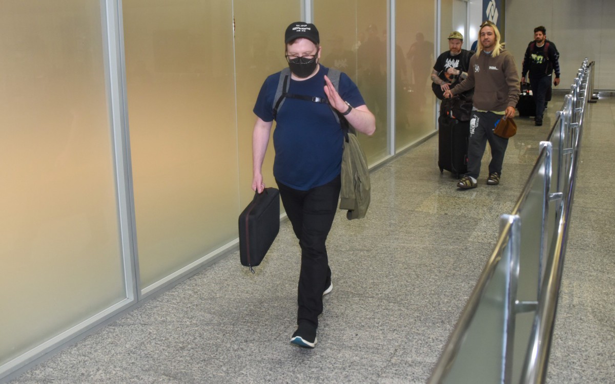 Fall Out Boy desembarca em aeroporto do Rio