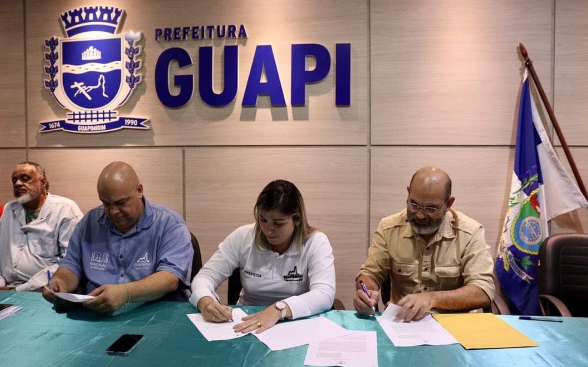 A prefeita Marina Rocha assina o acordo de coopera&ccedil;&atilde;o com a Uerj