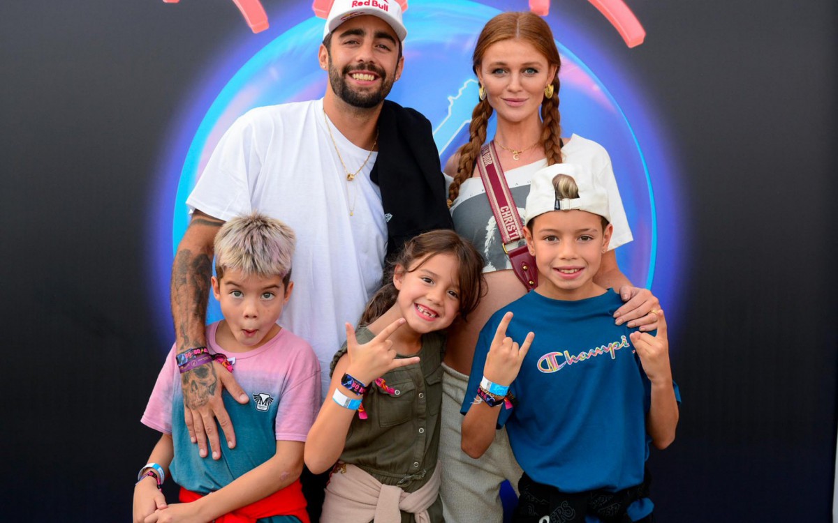 Pedro Scooby posou com C&iacute;ntia Dicker e os filhos  - Fotos - Webert Belicio  - Agnews 