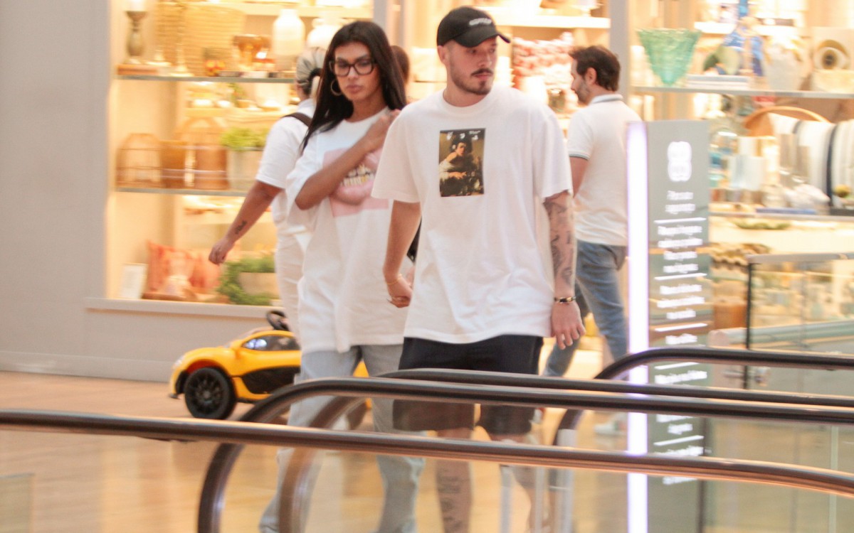 Pocah passeia em um shopping da Barra da Tijuca, na Zona Oeste do Rio, acompanhada pelo noivo, Ronan Souza