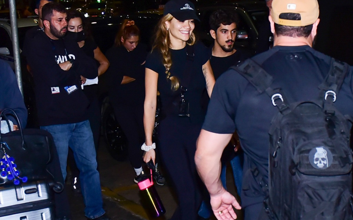 A cantora Rita Ora desembarcou no Aeroporto do Gale&atilde;o, no Rio, na noite desta quarta-feira