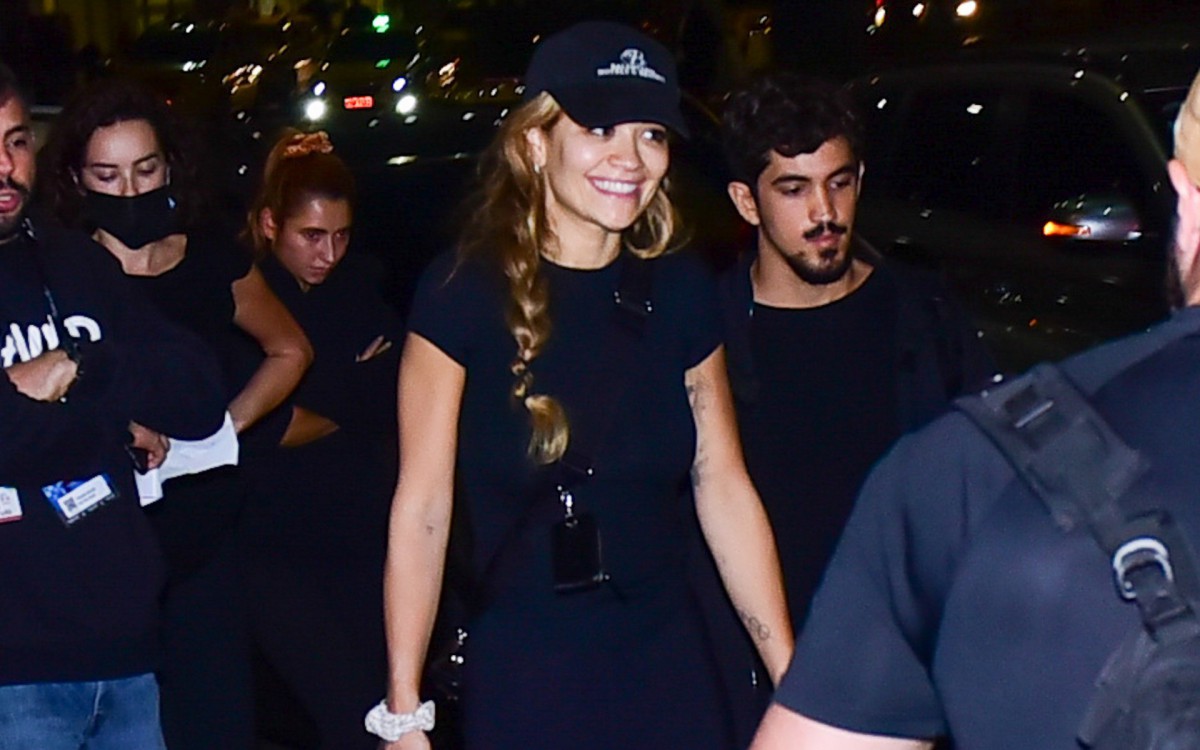 A cantora Rita Ora desembarcou no Aeroporto do Gale&atilde;o, no Rio, na noite desta quarta-feira