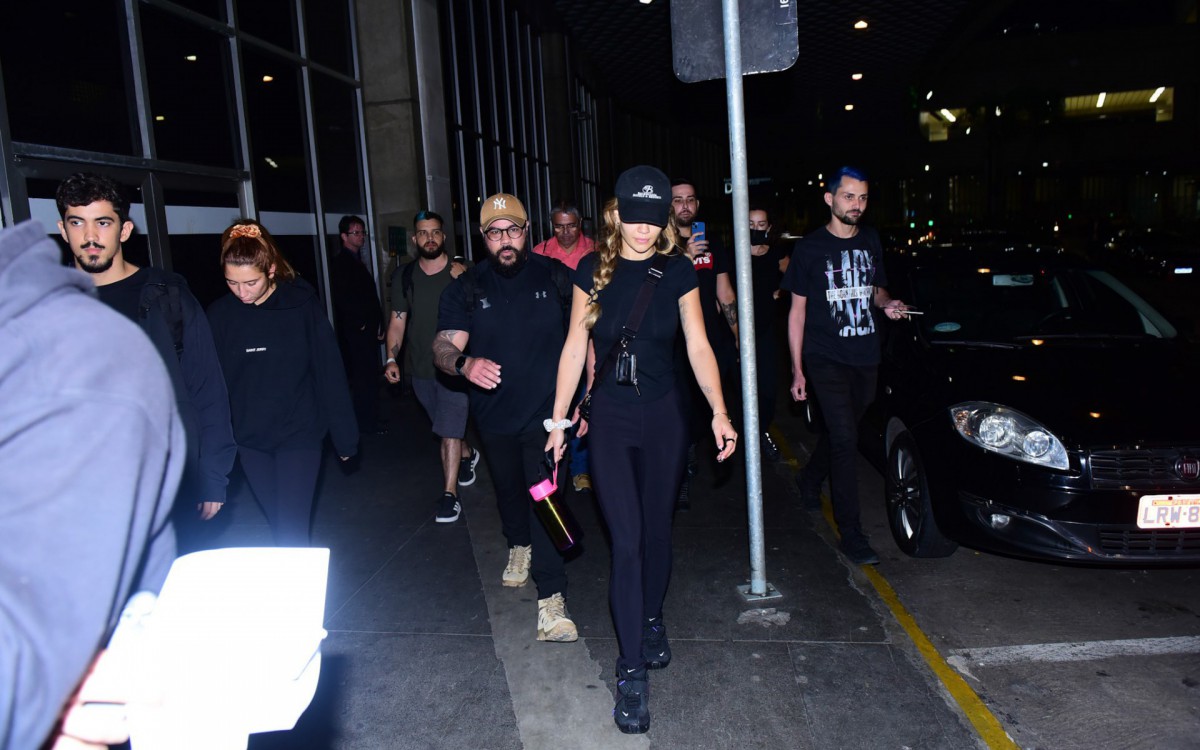 A cantora Rita Ora desembarcou no Aeroporto do Gale&atilde;o, no Rio, na noite desta quarta-feira
