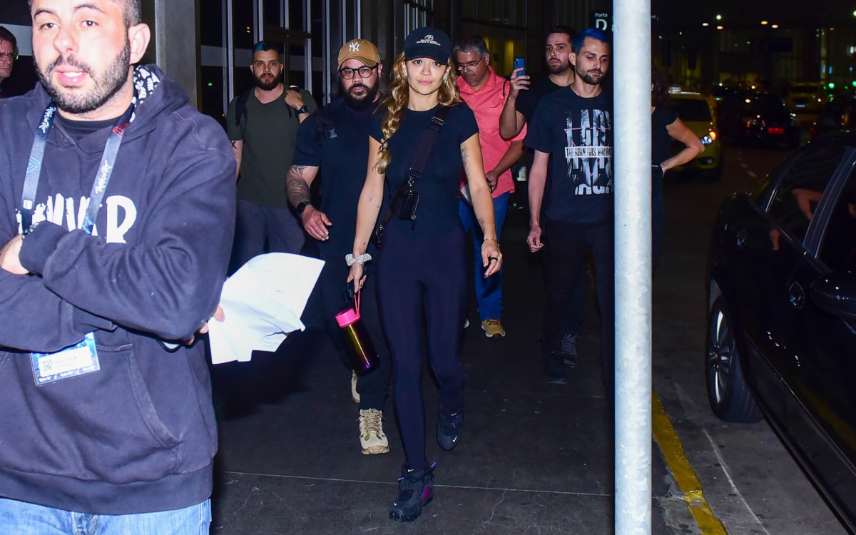 A cantora Rita Ora desembarcou no Aeroporto do Gale&atilde;o, no Rio, na noite desta quarta-feira