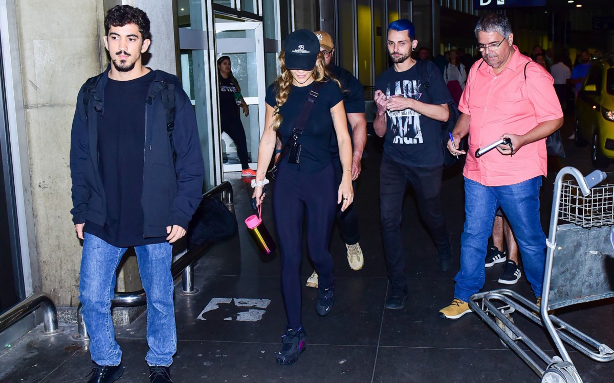 A cantora Rita Ora desembarcou no Aeroporto do Gale&atilde;o, no Rio, na noite desta quarta-feira