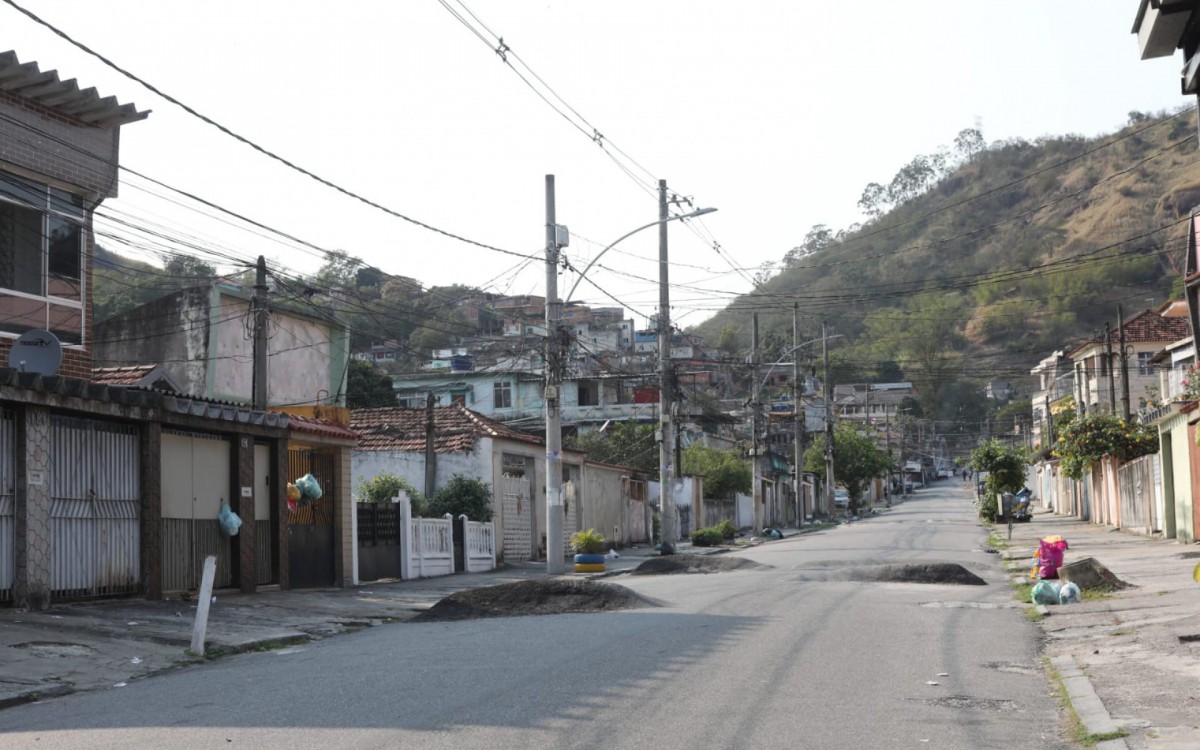 PMs atuam no Complexo da Serrinha para prender criminosos e remover barricadas de vias do local - Pedro Ivo/Agência O Dia