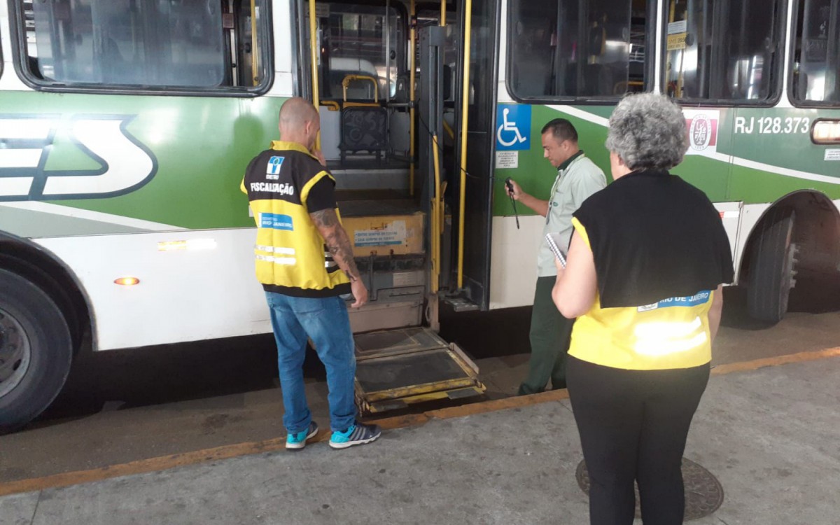 Fiscais do Detro multaram ônibus que fazem o trajeto Rio Bonito x Araruama e Alcântara x Itaboraí - Divulgação/Detro-RJ